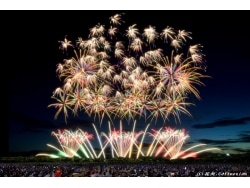 なんで「たまや」と「かぎや」って言うか知ってる～？？ むかしむかし花火屋さんの名前に 「玉屋」さんと「鍵屋」さんがほんとうにあって その玉屋さんと鍵屋さんが競って花火を打ち上げてそれを見ていた人たちの応援する声が 今でも残っているんだって～！📣 おもしろい