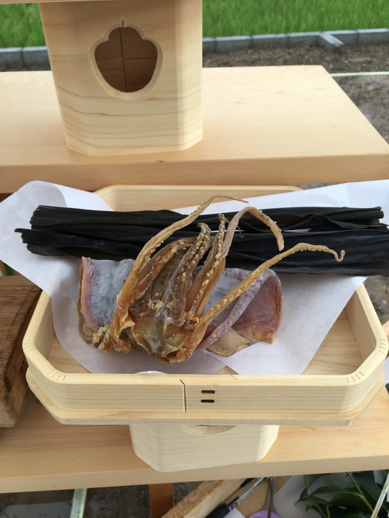 神饌と御神酒の順位と供える向き～神棚へのお供え品目一覧～神棚と日本