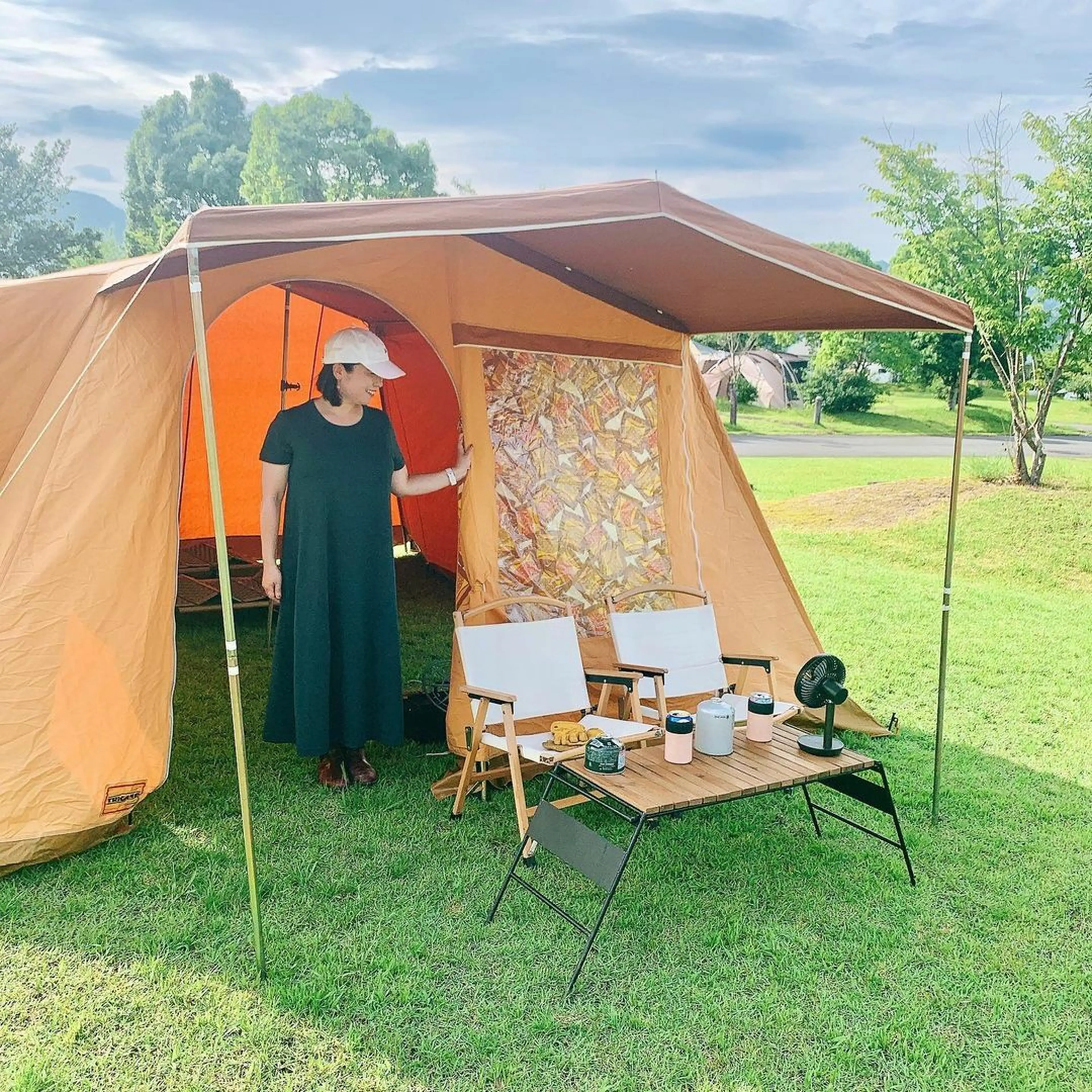 キャンプでの化粧、どうするの？」の疑問に答えます。 女子キャンパーのメイク事情MOSHI CAMP