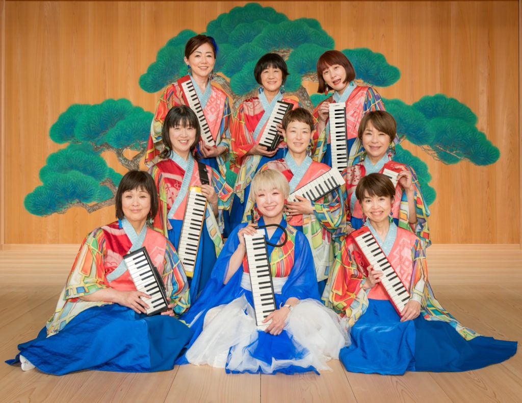 ＼＼烏城夏まつり＼８月２日 土 ・３日 日１８：００～２１：３０岡山城一帯を会場に開催される 烏城夏まつり烏城公園中の段が金魚鉢に大変身！大型金魚の光のオブジェと和傘アーチでお出迎え。水槽の中、色鮮やかな金魚と一緒に泳いでいるような