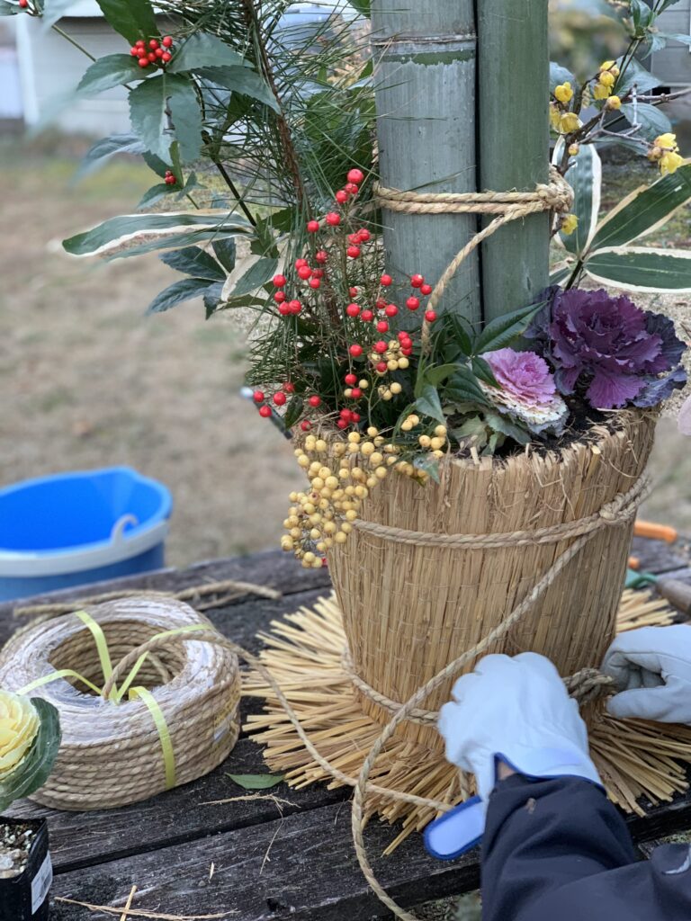 家の出入口にさりげない正月飾り 門柱門松 を手作りで。DIYレシピ