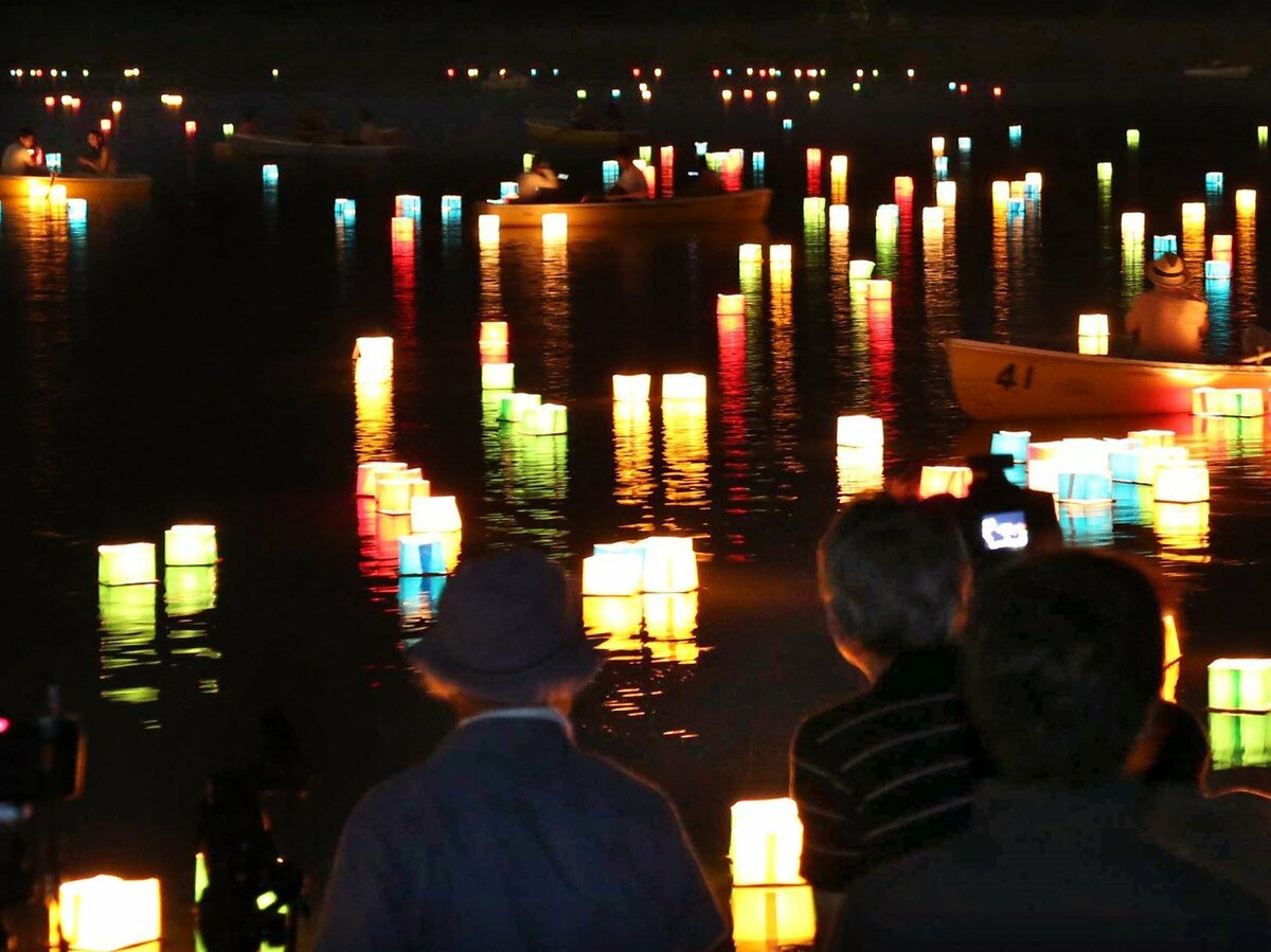 大切なあの人と見たい。日本国内で観られる光の絶景「灯篭流し」12選RETRIP リトリップ