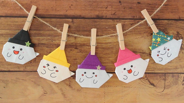 ハロウィンモンスター詰め合わせ』 ハロウィン工作・折り紙 ＊ 折り紙で作ったハロウィンモンスターの風船とお菓子を 箱に詰め合わせました🎃 ＊YouTube うえはらかずよ☆折り紙と工作 でも動画で分かりやすくご紹介♫伝承折り紙の風船の折り方も掲載。 プロフィールの