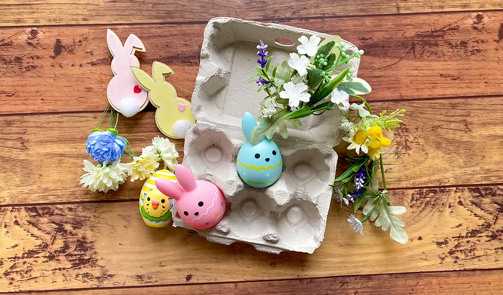 イースターエッグと大きさを変えて耳を付けただけでかわいいイースターラビットに🐰 ダイソーでイースターにぴったりの折り紙発見✨両面だからこれからも活躍しそう😆💕 折り紙の大きさに合わせて作れば大丈夫だけど、型紙を作ったからよかったら使ってね。 工作キットに