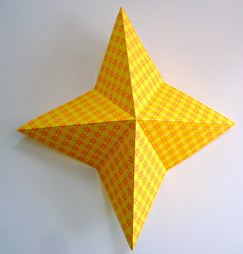 折り紙の星。簡単に子供でも一枚で出来る作り方。幼児の12月のクリスマスや7月の七夕飾り付けの保育の製作にもおすすめです♪おりがみっこⅡ