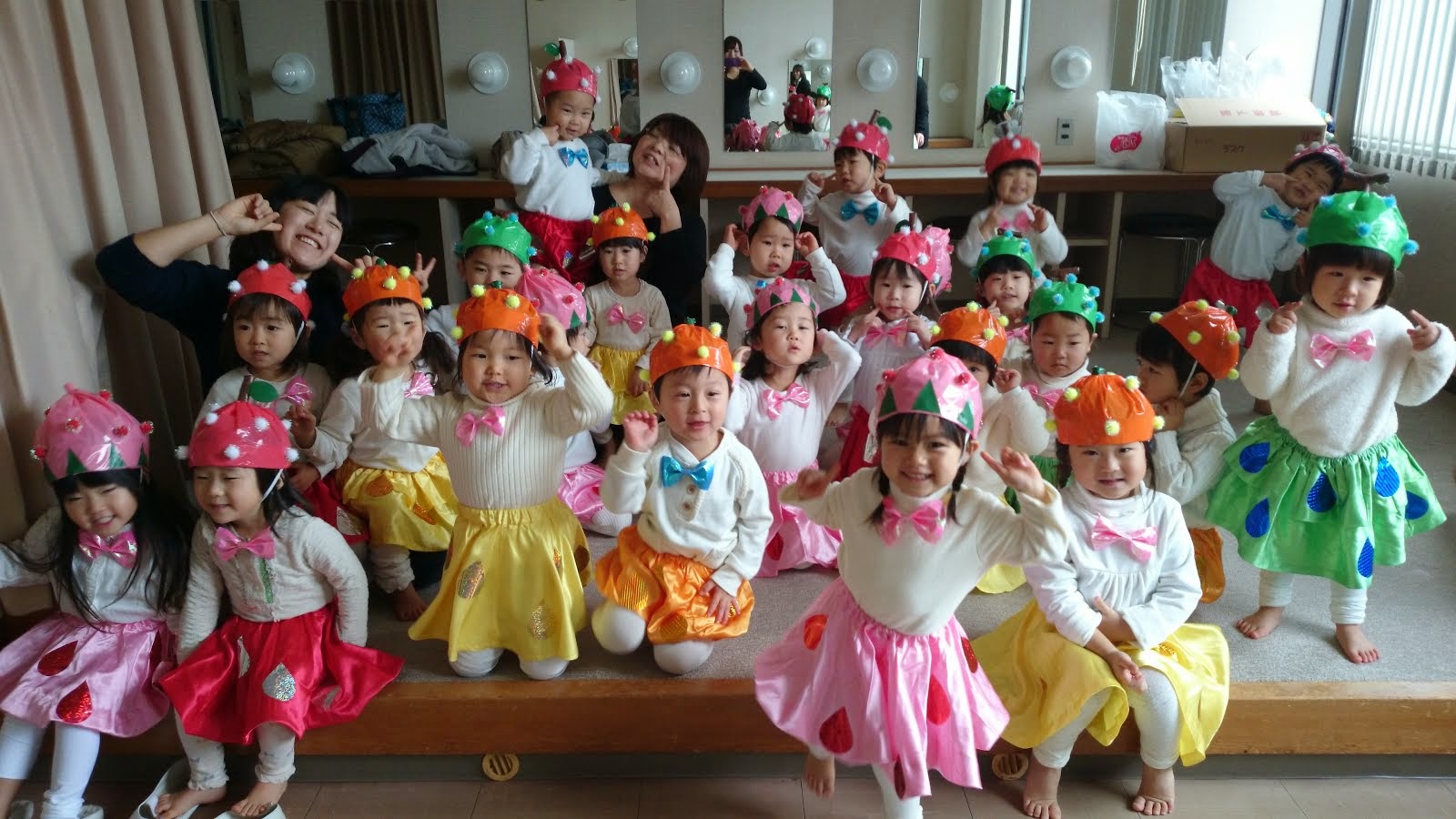 幼稚園おゆうぎ会🧙🏻🐭💓 ぴーちゃんは おジャ魔女カーニバル🎶ダンス ママの世代で懐かしいꔛ🤍 ちゅんちゃんは 『てぶくろ』劇で食いしん坊ネズミ役🐭 衣装が先生の手作りですごい👏 感動した🥹💖 ご心配してくださった方は ありがとうございました😭💦🐥⸒⸒ ママの