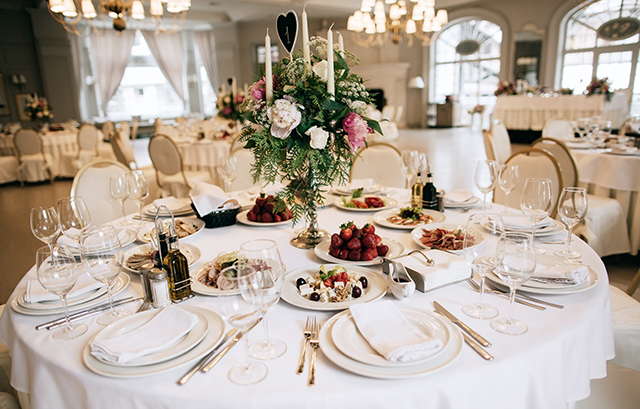 結婚式の席次はどう決める？円卓、長テーブルなどレイアウト別の配置マナーを解説結婚ラジオ結婚スタイルマガジン