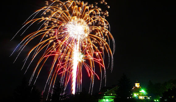 栃木・那須「りんどう湖花火大会」8月も開催！ 湖面に映る“幻想的な花火”楽しめる - おでかけ - クランクイン！トレンド