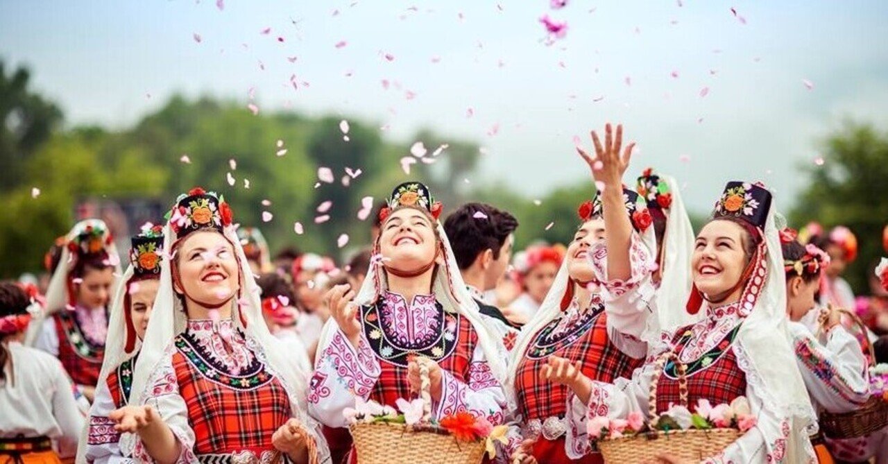 ブルガリア、カルロヴォのバラ祭り 個人での行き方、スケジュール完全ガイド！世界の美しい村案内人