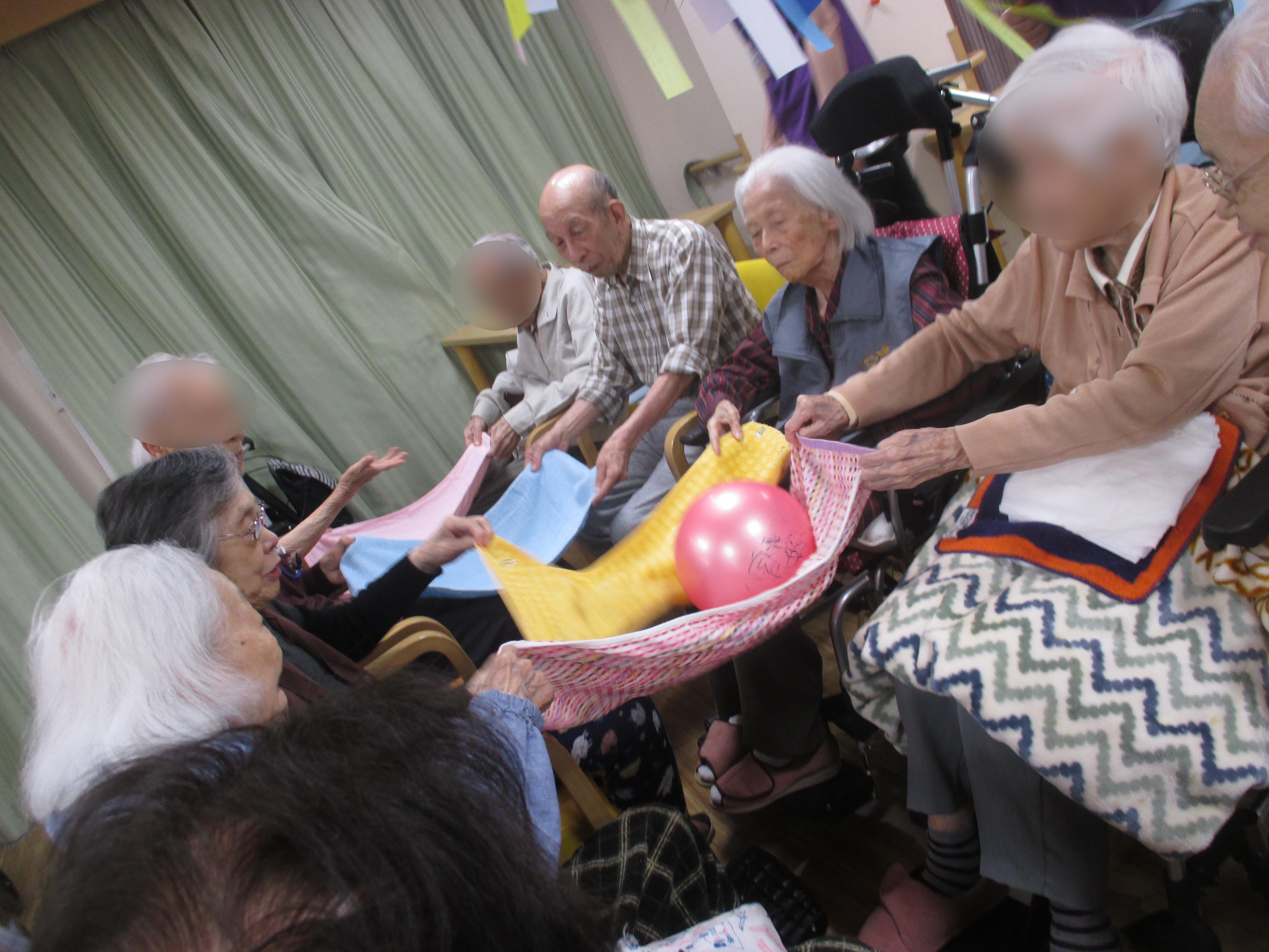 七夕祭り🎋開催, 一日かけてゲーム三昧の七夕祭り🎋, 午前はチームに分かれて団体戦勝負‼️,午後は個人戦勝負‼️8種類のゲームを皆さん一生懸命に頑張ってくださいましたー, 利用者様もスタッフも気づくと大きな声が出て盛り上がりました🤩,毎日暑い日が続きますが体調に気をつけてこの暑さを乗り越えていきたいと思います, 大いに盛り上がった七夕祭りでした,七夕 ,デイサービス ,高齢者 ,