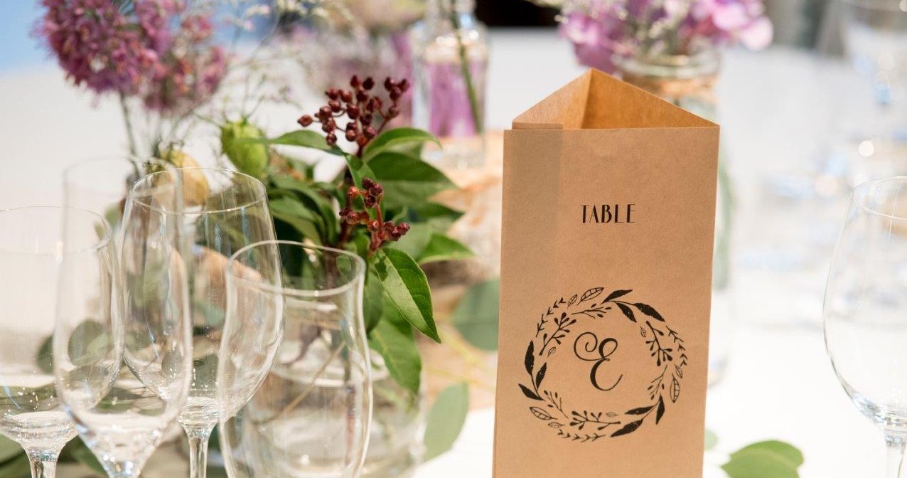 置き方もとっても大事♡テーブルナンバーのオシャレな飾り方15選ウェディングニュース