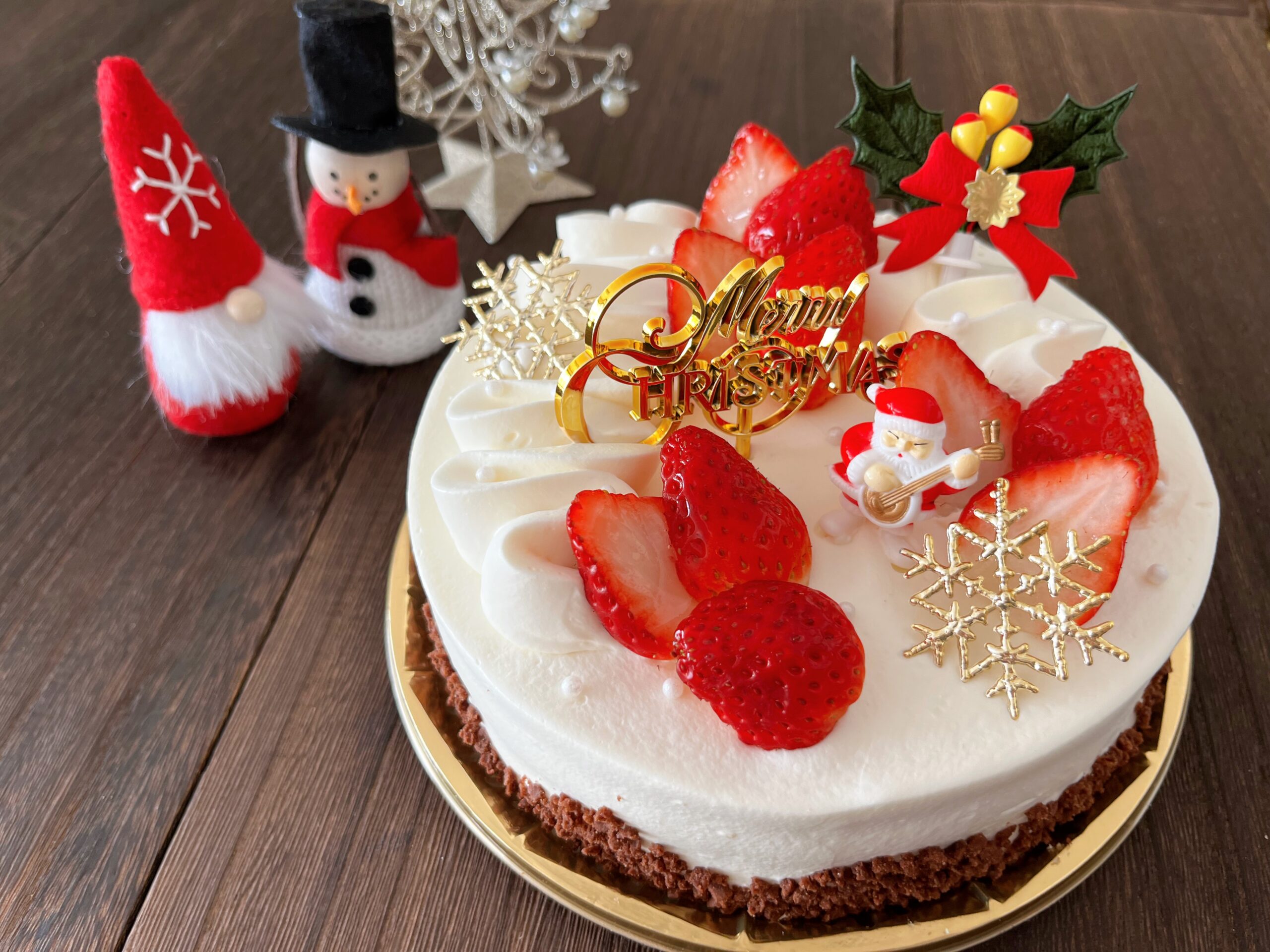 クリスマス🎄だけどホールケーキは多すぎて食べきれない！という方に、小さめのクリスマスケーキをご案内❤ 市販のロールケーキ に「らくらくホイップ」をしぼり、縦半分にカットした苺🍓を貼り付け、チョコ菓子やピスタチオで飾り付けした簡単ケーキです お一人様サイズ