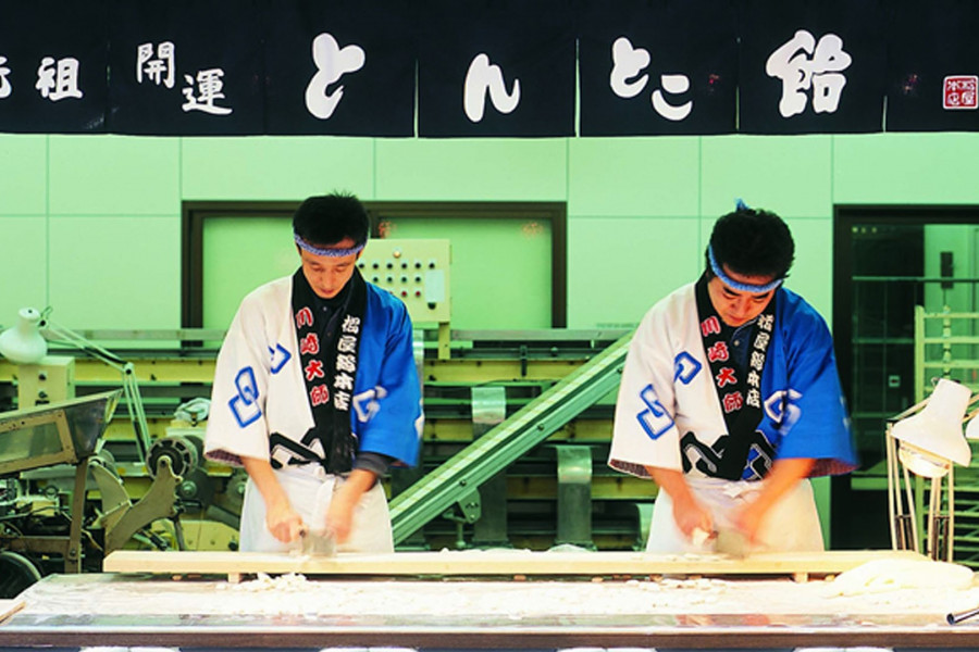 平成27年かなまら祭限定商品をおいて下さるお店を紹介１。川崎大師名物とんとん飴で有名な『評判堂』さんの『かなまらさま飴 』は地元の飴屋さんで現在唯一のかなまら祭公認商品です。http:www.hyobando.co.jp