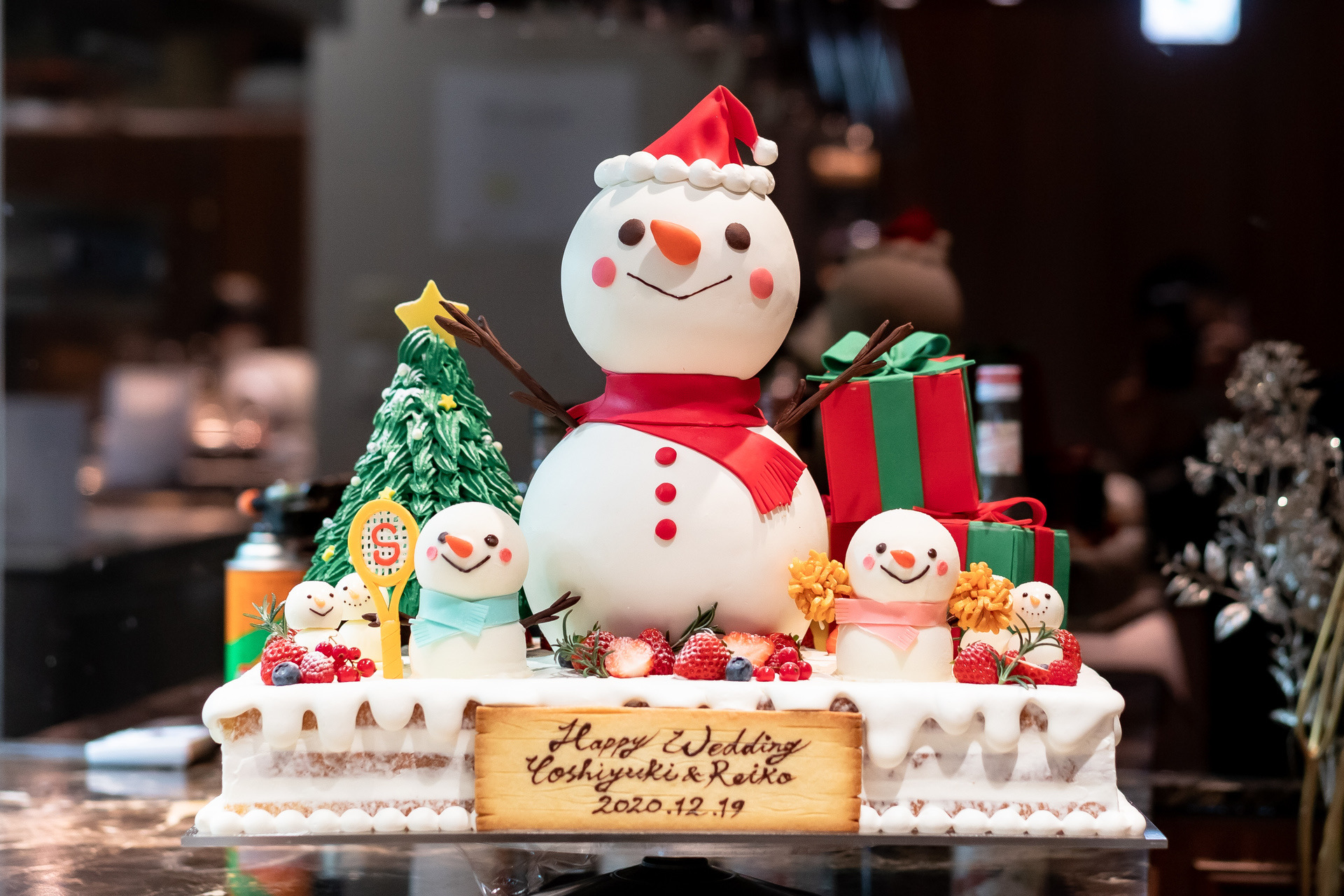 天使の羽のホワイトヴェール・クリスマスケーキ』いちごとピスタチオを贅沢に使用し、ウエディングパティシエが作る特製クリスマスケーキを販売株式会社ツカダ・グローバルホールディングのプレスリリース