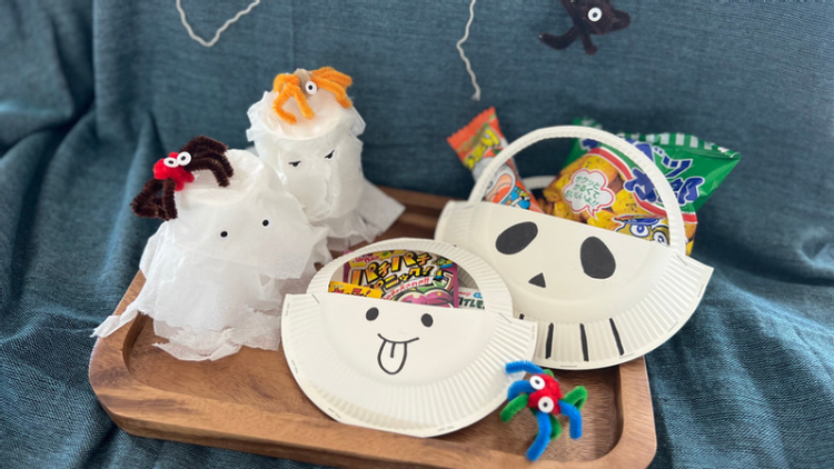 みんなはハロウィン何する？ かわいいハロウィンを楽しもう！ お家でできそうなハロウィン工作を集めました。 ============■ペーパー芯でハロウィン飾り材料・トイレットペーパーの芯 ・色紙 ・目玉シール ・ひも手順猫 １.トイレットペーパーの芯に色紙を巻く２.芯の端を入れ込む ３.顔やしっぽをつけたら完成！ ミイラ １.トイレットペーパーの芯に色紙を巻く