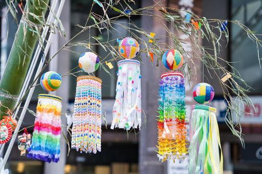 フリーイラスト笹飾りと天の川の七夕の背景でアハ体験GAHAG著作権フリー写真・イラスト素材集 - GAHAG著作権フリー 写真・イラスト素材集