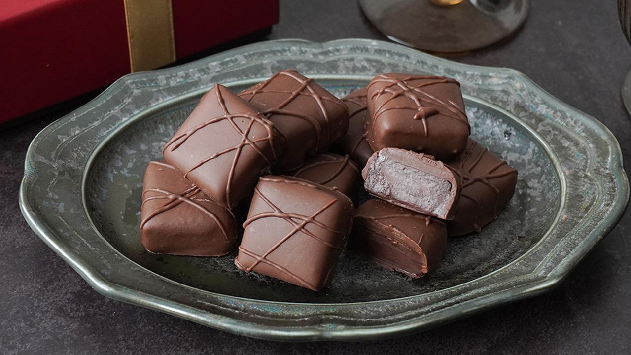 バレンタインの手づくりお菓子「デコレーション生チョコ」のつくり方。ひと手間加えるだけで“外はパリッ、中はトロリ”の高級チョコレートのような仕上がりにHIROSWEETSさん - 天然生活web