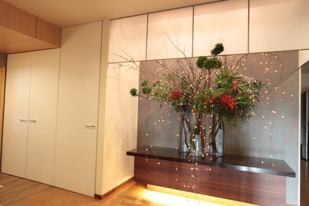 お正月花なぜ必要？いつからいつまで飾るか疑問を解決。年神様が宿る松を使った生花で、会社のエントランスを華やかに。GLU:CKFloristik グリュック フローリスティーク