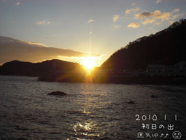 初日の出の名所でもある夫婦岩。暗闇の中、松明に照らされた夫婦岩は神秘的 – PICTURE JUMP ピクチャージャンプ