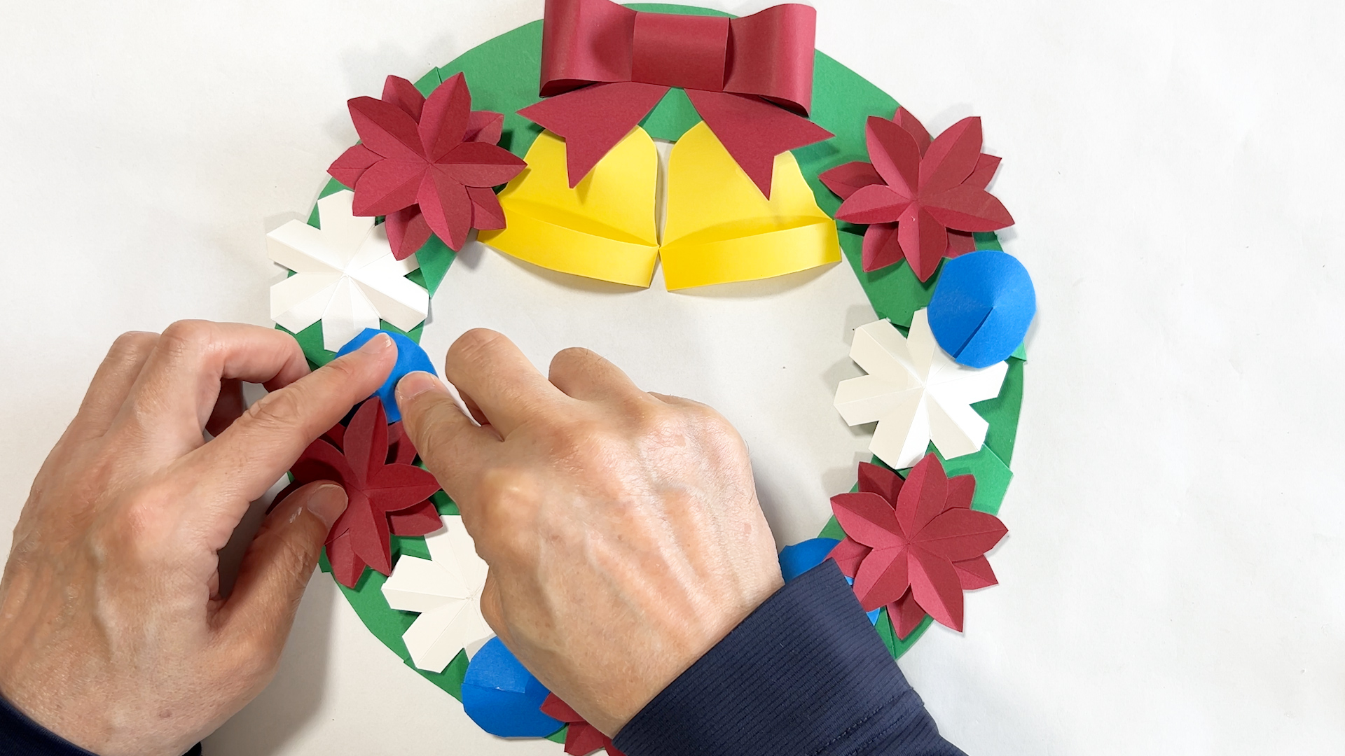 かんたん色画用紙でクリスマスツリーのディスプレイを作ろう♪飾ろう♪をYouTubeショートで公開しました✨,YouTube本編ではクリスマスの壁面飾りに最適な立体感のあるクリスマスツリーの作り方を紹介しております。,プロフィールの下のリンク欄からご覧いただけます😊, ペーパークラフトやまもとえみこ,@yamamotoemiko.paperdecoration,