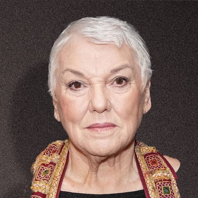 ニユーヨーク – 4月14日：2015年4月14日、ニューヨーク市のエジソン・バルームで、女優のタイン・デイリーがブロードウェイの開店の夜に「あなたであるべきだった」とカーテン・コールにお辞儀をする。写真素材1340621018Shutterstock