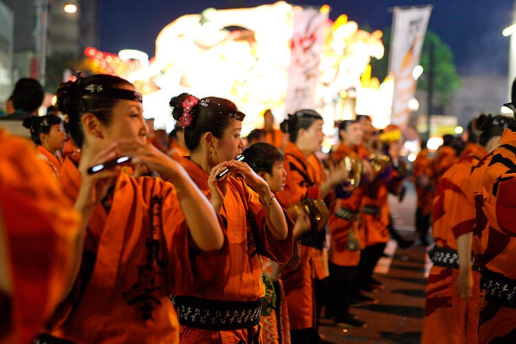 跳人の衣装をファッショナブルに着こなす！』