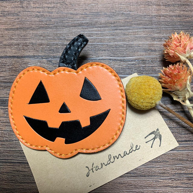 陶ブローチ ジャック・オー・ランタン かぼちゃモチーフ ハロウィンの装いに ブローチ アトリエ ウサコ 通販 10157518Creema クリーマ