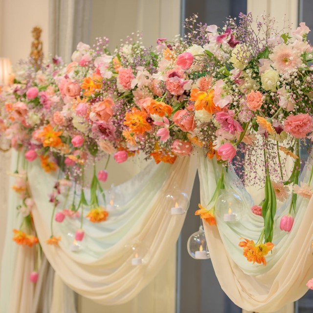 新婚夫婦のための結婚式のテーブルの上に白とオレンジの新鮮な花と緑の緑の緑の緑の緑の緑のアレンジメント。白い布、自由空間とテーブルの上に美しい花。豪華な 結婚式のテーブルの装飾の写真素材・画像素材 Image 99058436