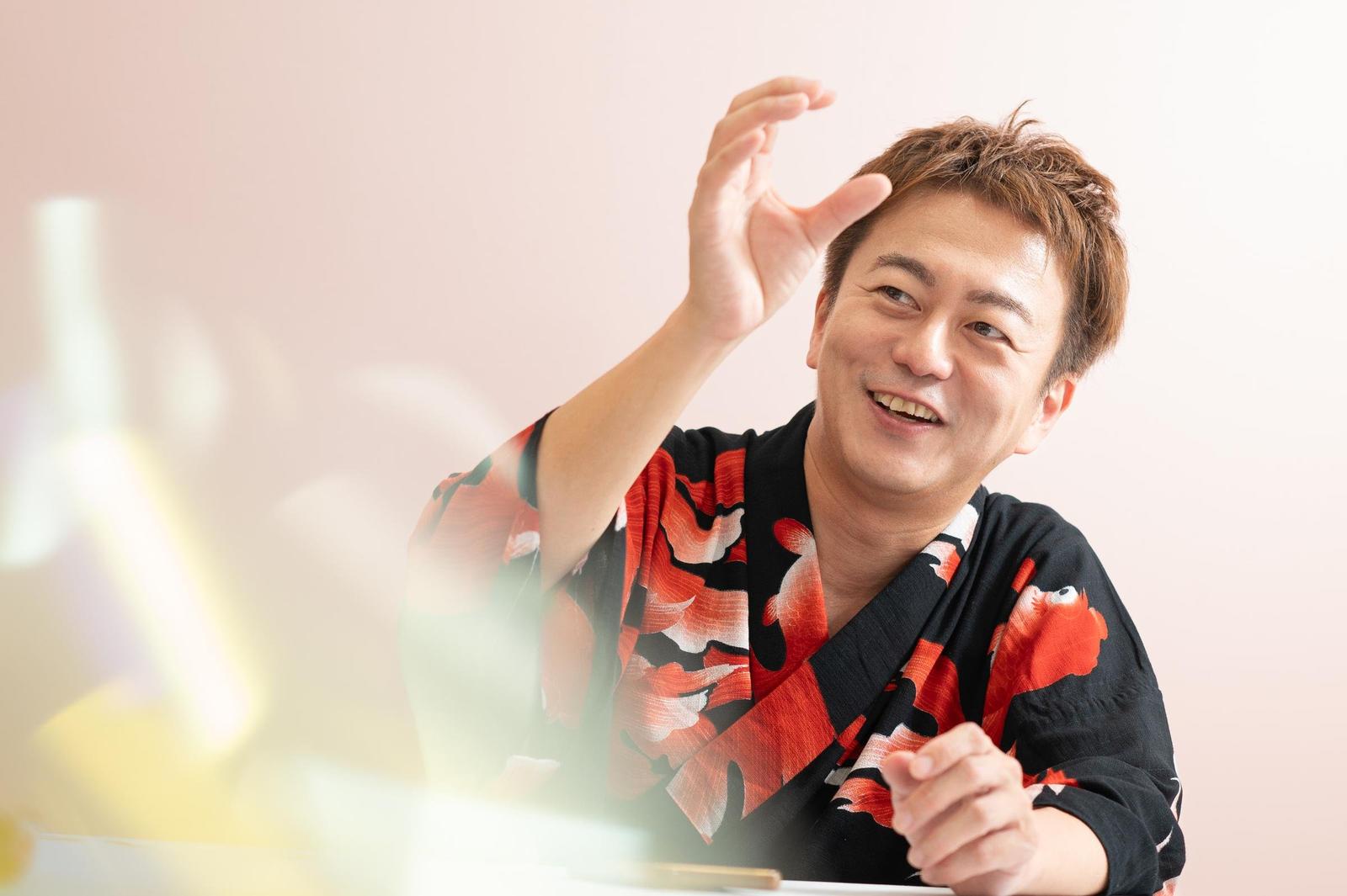 写真中野区長が「ピンク盆踊り」に抗議 「マジックミラー号」の前で記念撮影する “過激”イベントの一部始終NEWSポストセブン - Part 2