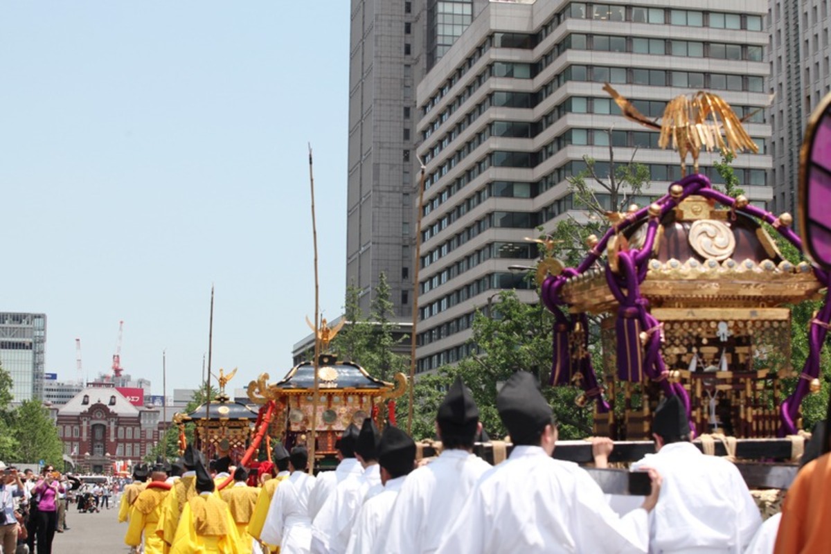 日枝神社「山王祭」で留学生ら神輿担ぎ 江戸の伝統を体験大妻女子大学