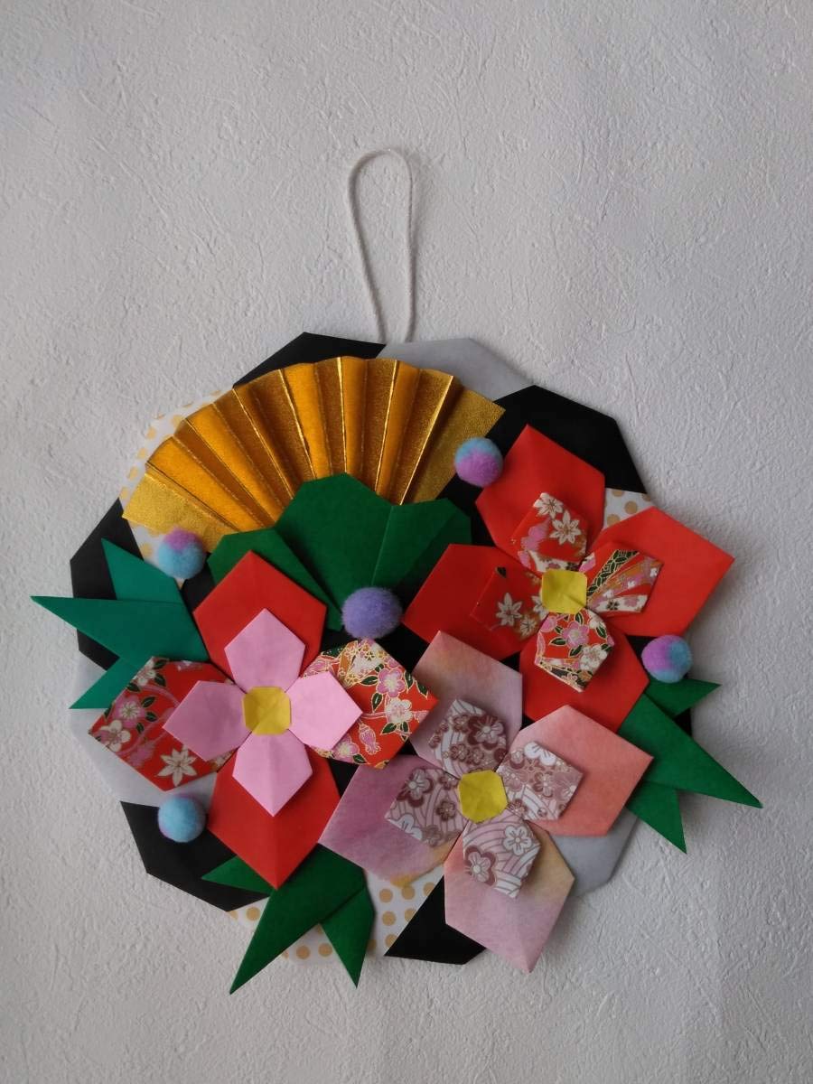 折り紙で作る椿の花の飾りをYou Tubeで紹介しました。紐をつけてつるし飾りのようにアレンジしましたが、もちろんお花のままでもOKです。 動画制作@y_ycreation壁面飾りお正月壁面お正月飾り1月壁面2月壁面デイサービスレクリエーション介護施設折り紙