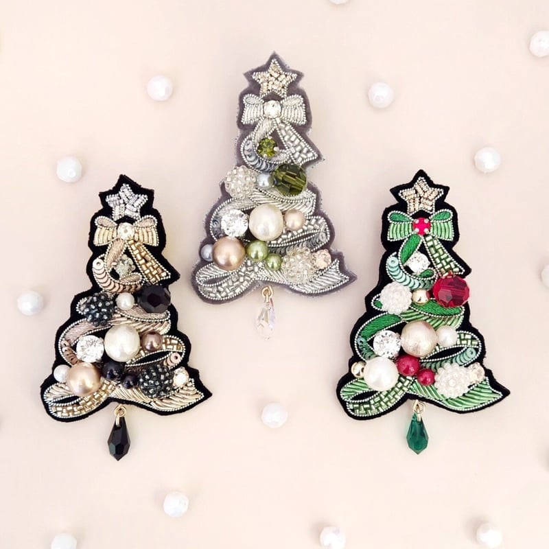 クリスマスツリーが可愛く揺れるブローチ〜クリスタルオーロラ〜 ビーズアクセサリー、スワロ、スカーフピン、ストールピン、マフラー留め ホワイト-SORAYUMI'S GALLERYminne byGMOペパボ 国内最大級のハンドメイド・手作り通販サイト