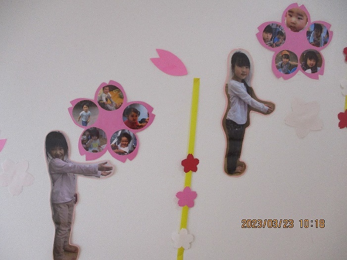 廊下や遊戯室が卒園式バージョンに・ - 幼稚園