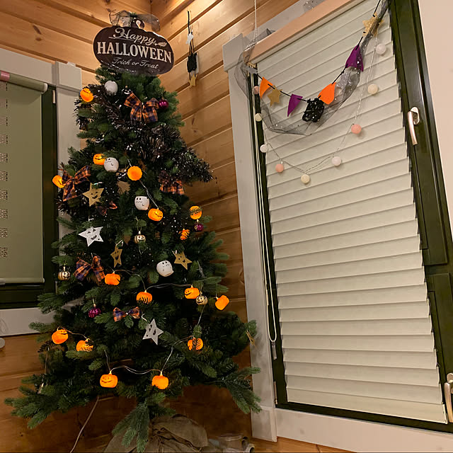 クリスマス準備も楽ちん！ハロウィンツリー🎃ハロウィンめんどくさいという方におすすめ、ハロウィンツリー🌲 100均で飾りを購入してツリーにつければもう完成！. ハロウィンが終わってしまっても、クリスマスの装飾に変えるだけなので 楽ちんです🥰🧡 皆さん