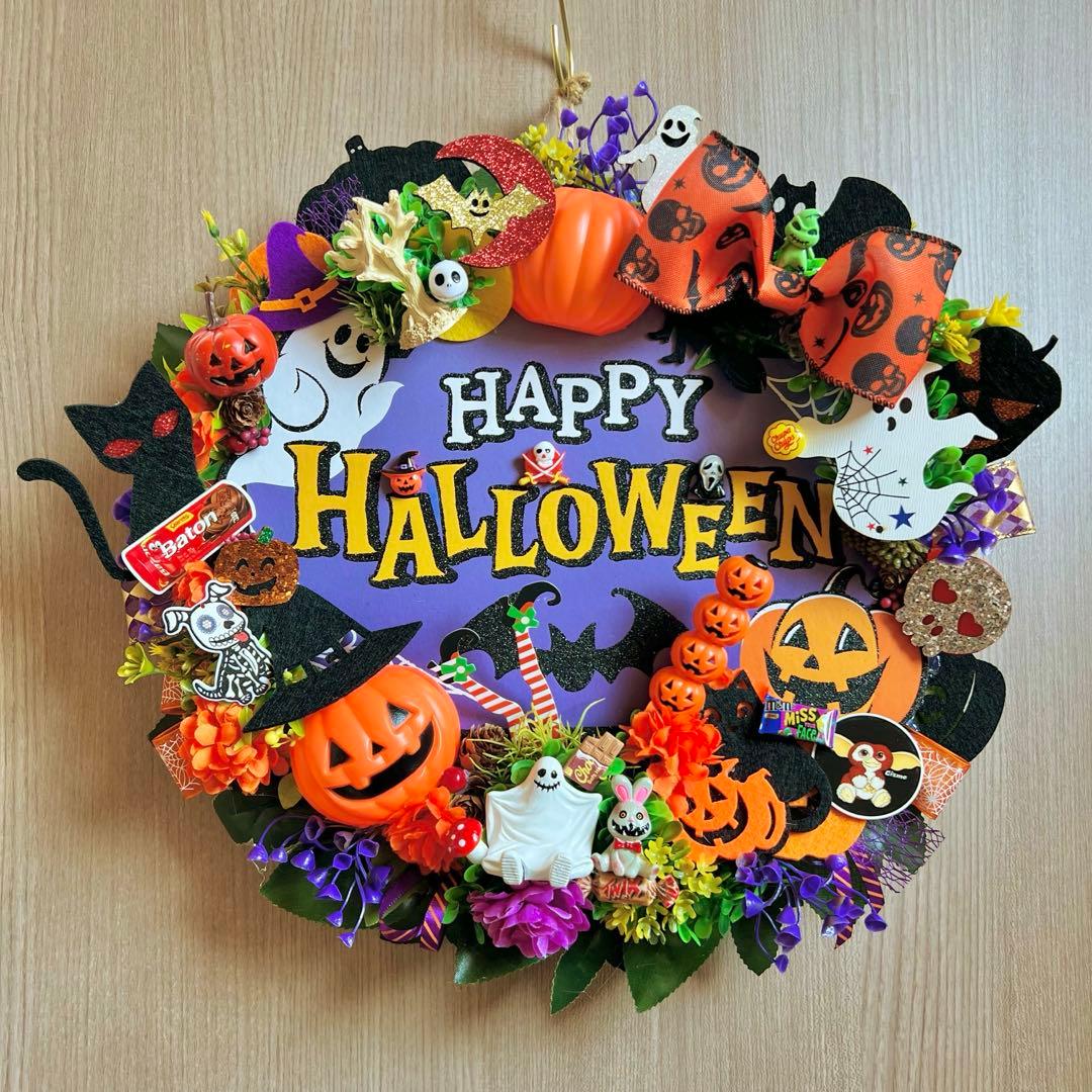 🎃ハロウィンリース🎃 １５㎝角の折り紙で作った星形リースを土台にしてリースを作りました✨ ハロウィンモチーフもだいぶ増えたけど、まだまだ足りないなぁ🙄魔法のつえの作り方と、三日月と星を使ったモチーフの作品例を合わせた動画も公開してます。良かったら参考