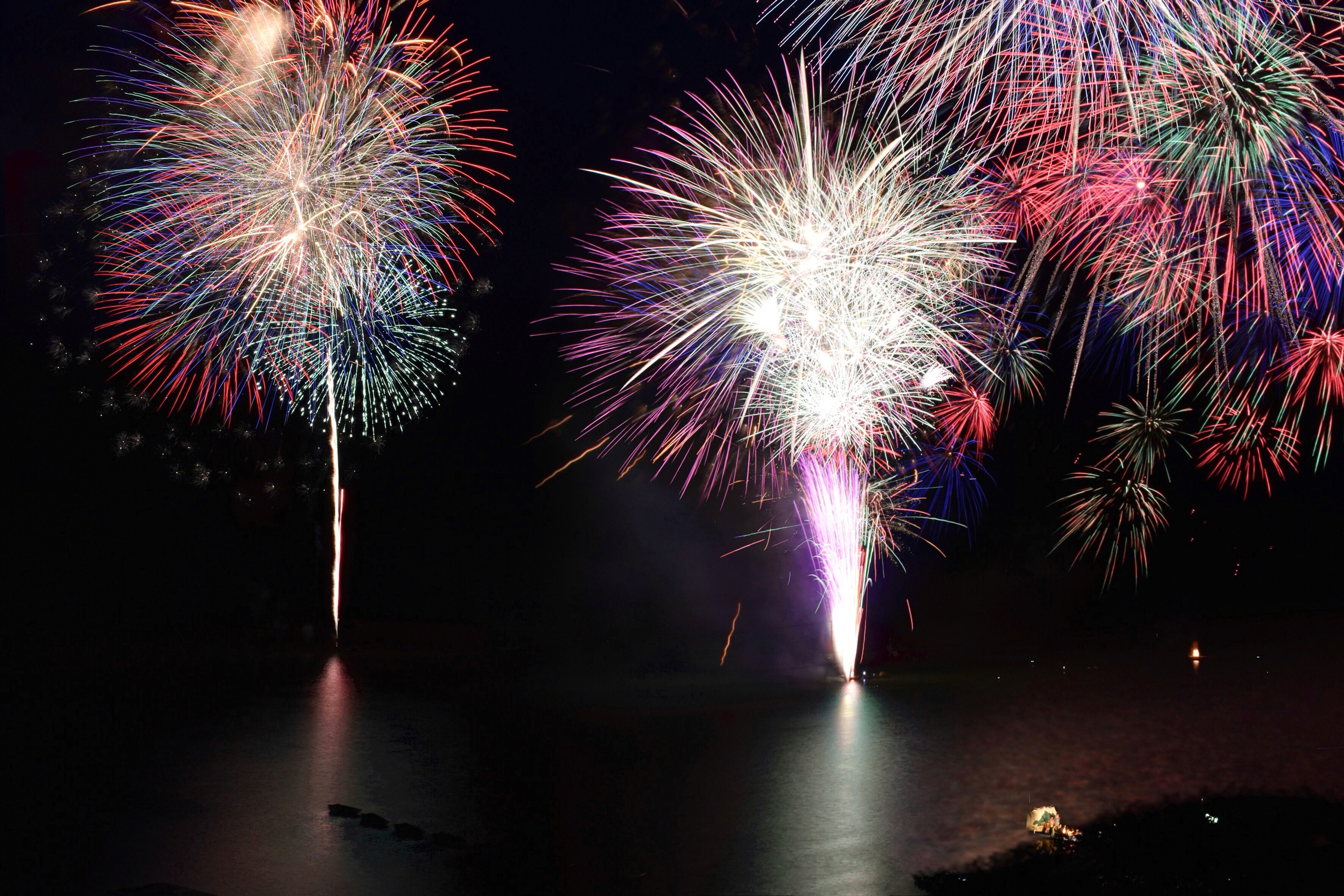 みなかみ湖上花火大会 藤原湖花火大会 デサント藤原湖マラソン大会前夜祭 - YouTube