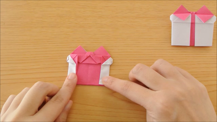 折り紙で出来るお花の形のペーパーファンの作り方をYou Tubeで紹介しました。 https:youtu.be arqF-E7fBO0 折り紙ですが、けっこう大きめのペーパーファンになります。かんたんですので、ぜひ作ってみてください ⁠^⁠^⁠ペーパーファン折り紙壁面飾りかんたん