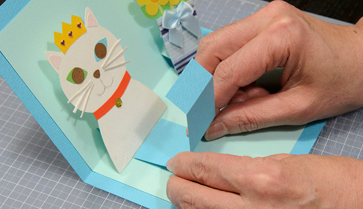 👇詳細はこちら👇『手作りで心を込めて🎨 アートな誕生日カード』, 開くと立体バースデーケーキが出てくる！, 絶対喜ばれる❤ポップアップカードの作り方はこちら🎉, 材料, ◻色紙 , ◻白画用紙, ◻定規、鉛筆, ◻はさみ, ◻のり, ◻カラーペン, ◻綿棒, ◻水,作り方, ①色紙を2つ折りにして、長さが異なる切り込みを3本入れる, ②色紙の切り込みを立ち上げて、同じ大きさの色紙をのりで貼る,