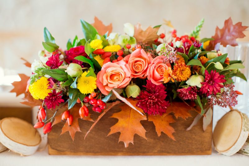 秋の装花 ダリアと紅葉、秋の実の階段装花一会 ウエディングの花