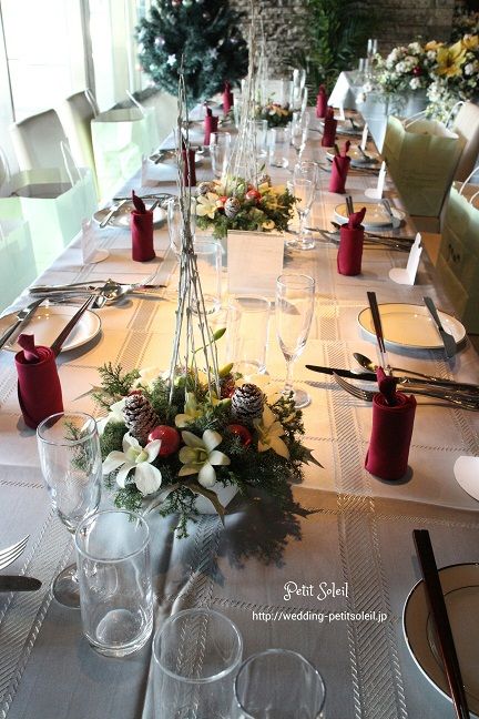 クリスマスシーズンの結婚式もいいですねー。会場コーディネートもクリスマスバージョン♪ 演出はクリスマス バージョンシャンパンタワー＆ドライアイスを使ったスモーク演出 写真撮れず記憶に残る結婚式☆披露宴ブライダルウェディングクリスマス