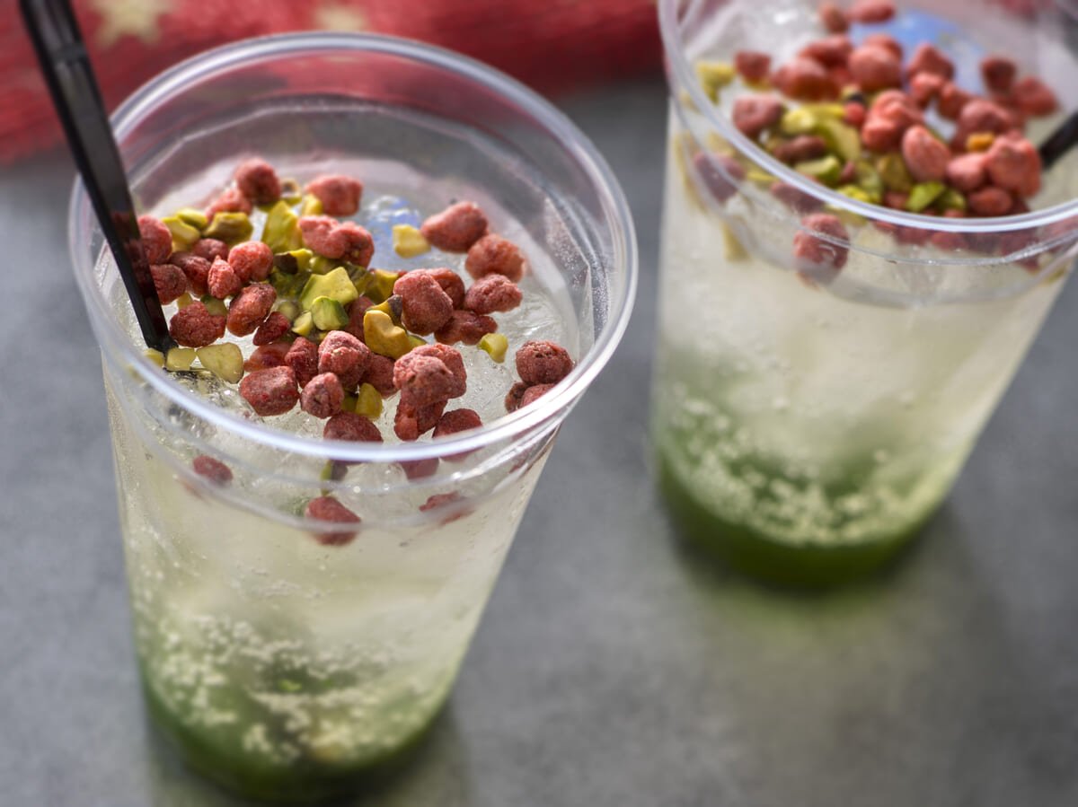 ツリーがちょこん！ ディズニーホテルのクリスマス限定ドリンクは、白銀の美しい世界を描いたようなロマンティックな1杯です - トラベル Watch