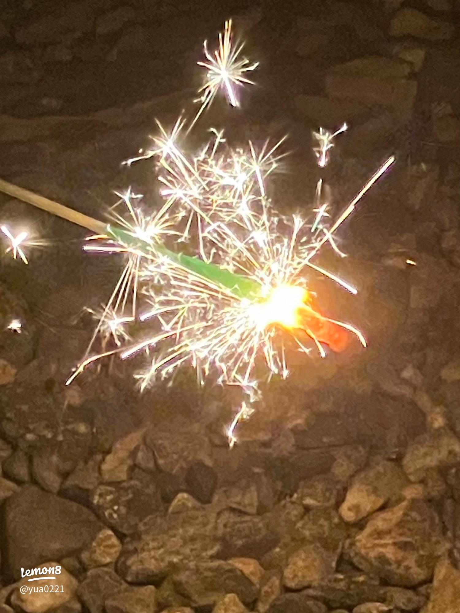 手持ち花火のおしゃれな撮り方をご紹介！夏は花火で青春を感じよう♡APPTOPI