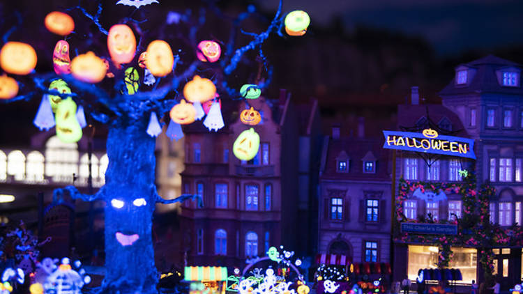 ハロウィンに行きたい「お化けが出そうな世界の旅先7選」ドラキュラ伝説の街や心霊スポットに背筋がゾクッPouch ポーチ