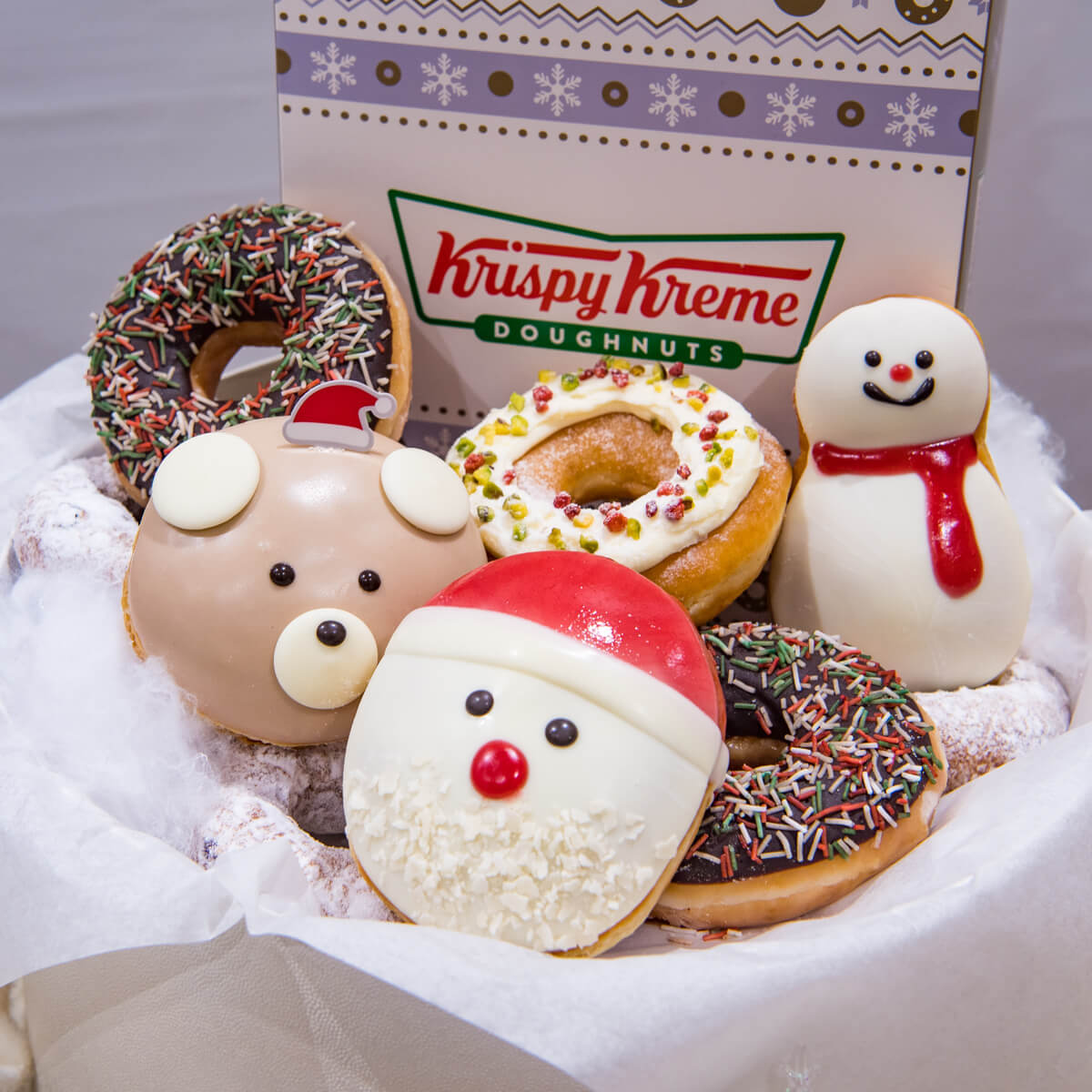 クリスピー・クリーム」初の三角ドーナツはサンタとトナカイ、クリスマスツリーに - WWDJAPAN