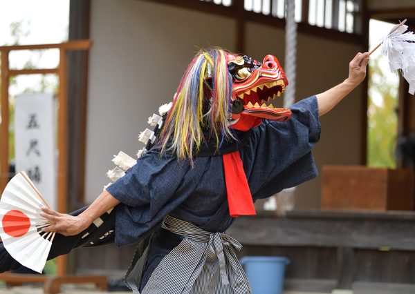 お正月の「獅子舞」は、なぜ頭を噛んでくる？小野照崎神社
