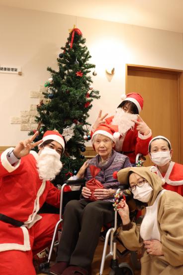 老人ホームにクリスマスプレゼントボストンテリア てけてけぷーちん♪