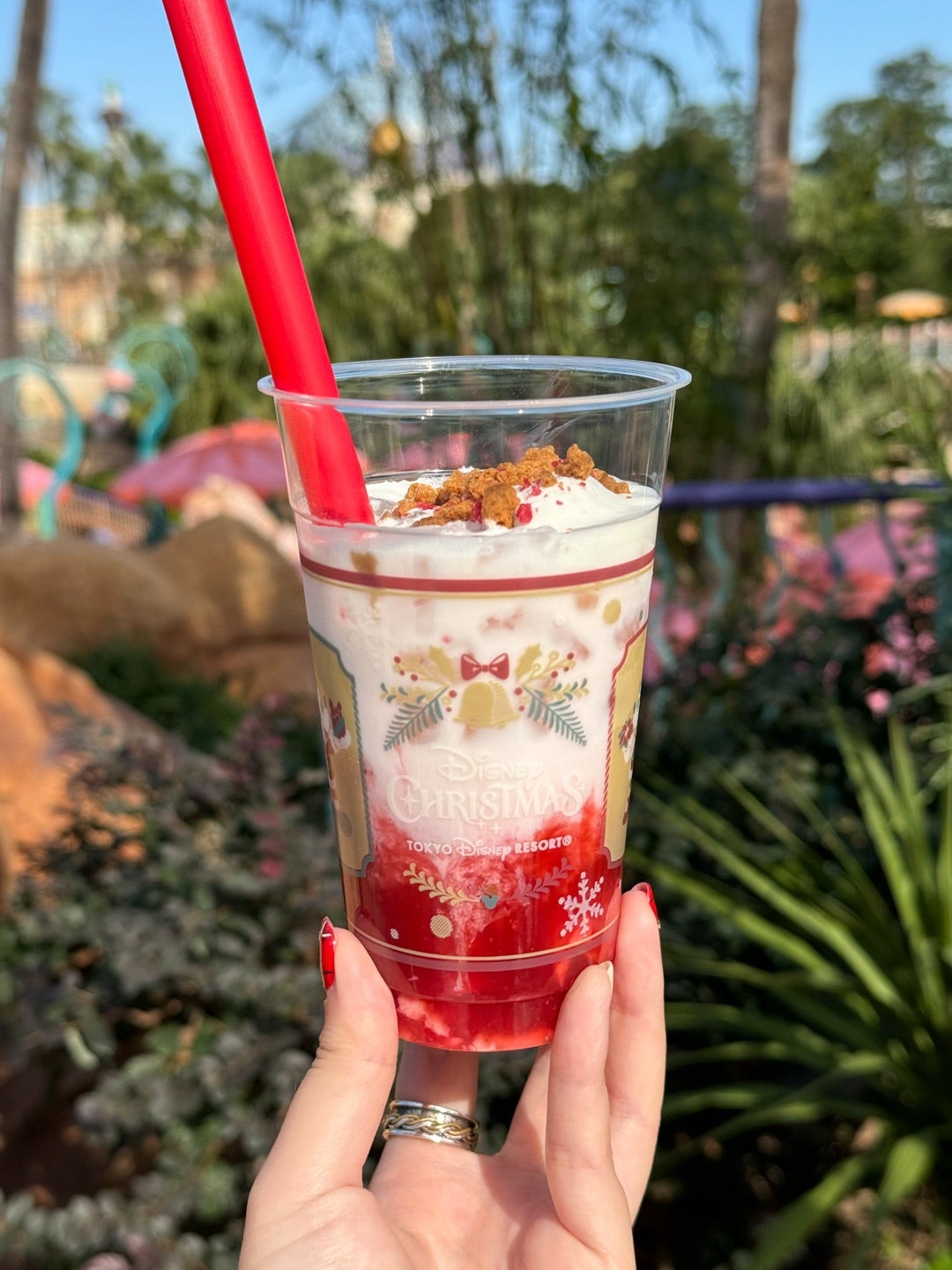 ୨୧ 𝐷𝑖𝑠𝑛𝑒𝑦 𝐶ℎ𝑟𝑖𝑠𝑡𝑚𝑎𝑠 ✧︎*。 パークに入園しなくても ディズニーのクリスマスが味わえるチックタックダイナーのスペシャルドリンク🎅🏻🥤💝 淡い色味が可愛くて🧸🤍 甘すぎずトッピングのドライフルーツとも 相性が良かったよ😉🫧📍ディズニー