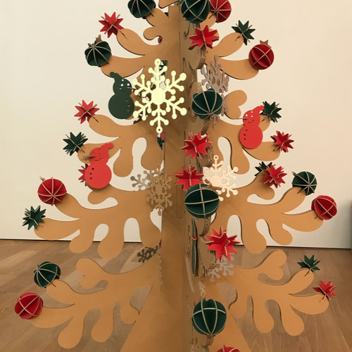 作り方 段ボールのクリスマスツリー色いろ遊びすと☆苦手を「快」に替えるベビーシッタ