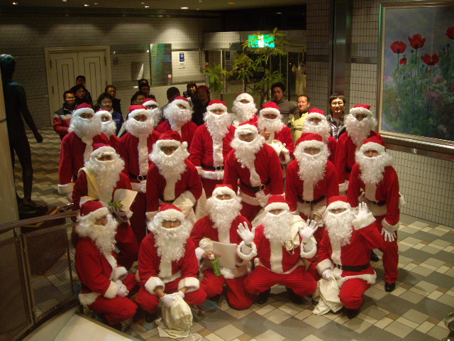 家とサンタクロースイラストのフリー素材イラストイメージ