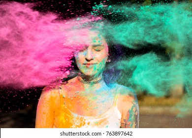 笑顔の若い女性がホリ・フェスティバルで踊っています無料写真